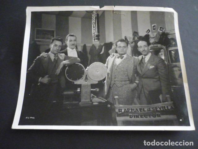 Cine: RAPHAEL SEVILLA DIRECTOR DE CINE EN RODAJE ANTIGUA FOTOGRAFIA 26 X 20 CM