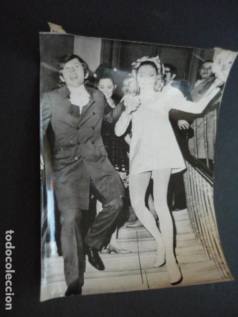 Cine: SHARON TATE ACTRIZ CON ROMAN POLANSKI ANTIGUA FOTOGRAFIA 18 X 24 CM