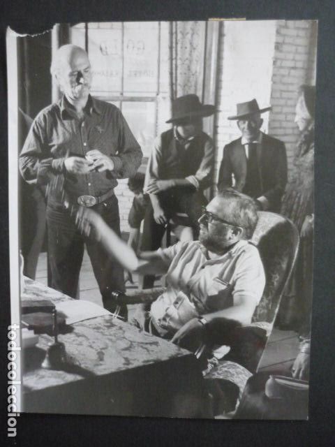Cine: SERGIO LEONAE RODAJE PELICULA ERASE UNA VEZ EN EL OESTE ALMERIA ANTIGUA FOTOGRAFIA 24 X 18 CM