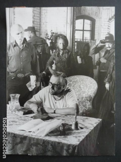 Cine: SERGIO LEONAE RODAJE PELICULA ERASE UNA VEZ EN EL OESTE ALMERIA ANTIGUA FOTOGRAFIA 24 X 18 CM