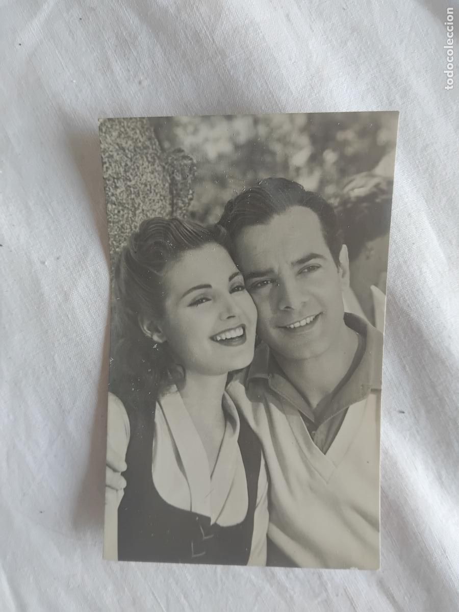 Cine: FOTO POSTAL CARMEN SEVILLA Y GEORGES QUETARY EN EL FILM PLUMA AL VIENTO. ARCHIVO BERMEJO 5204.