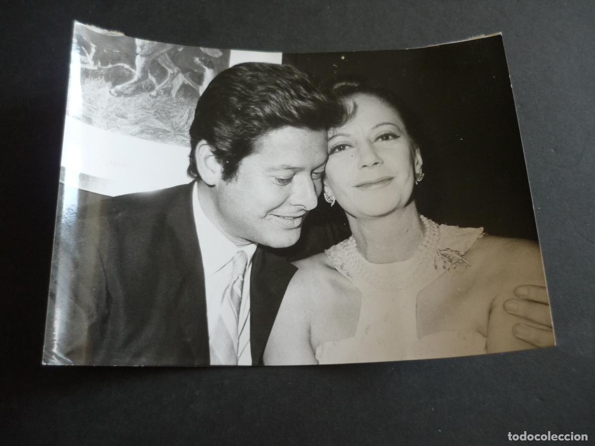 Cine: CONCHITA MONTES ACTRIZ CON VICENTE PARRA ANTIGUA FOTOGRAFIA 12 X 18 CM