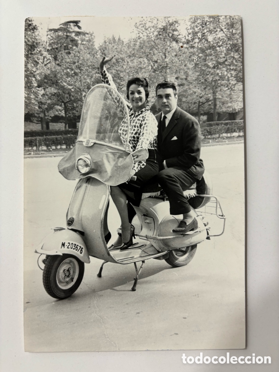 Cine: Foto original de Lola Flores y Antonio Gonz&aacute;lez el pescailla en el retiro de Madrid en moto Vespa M