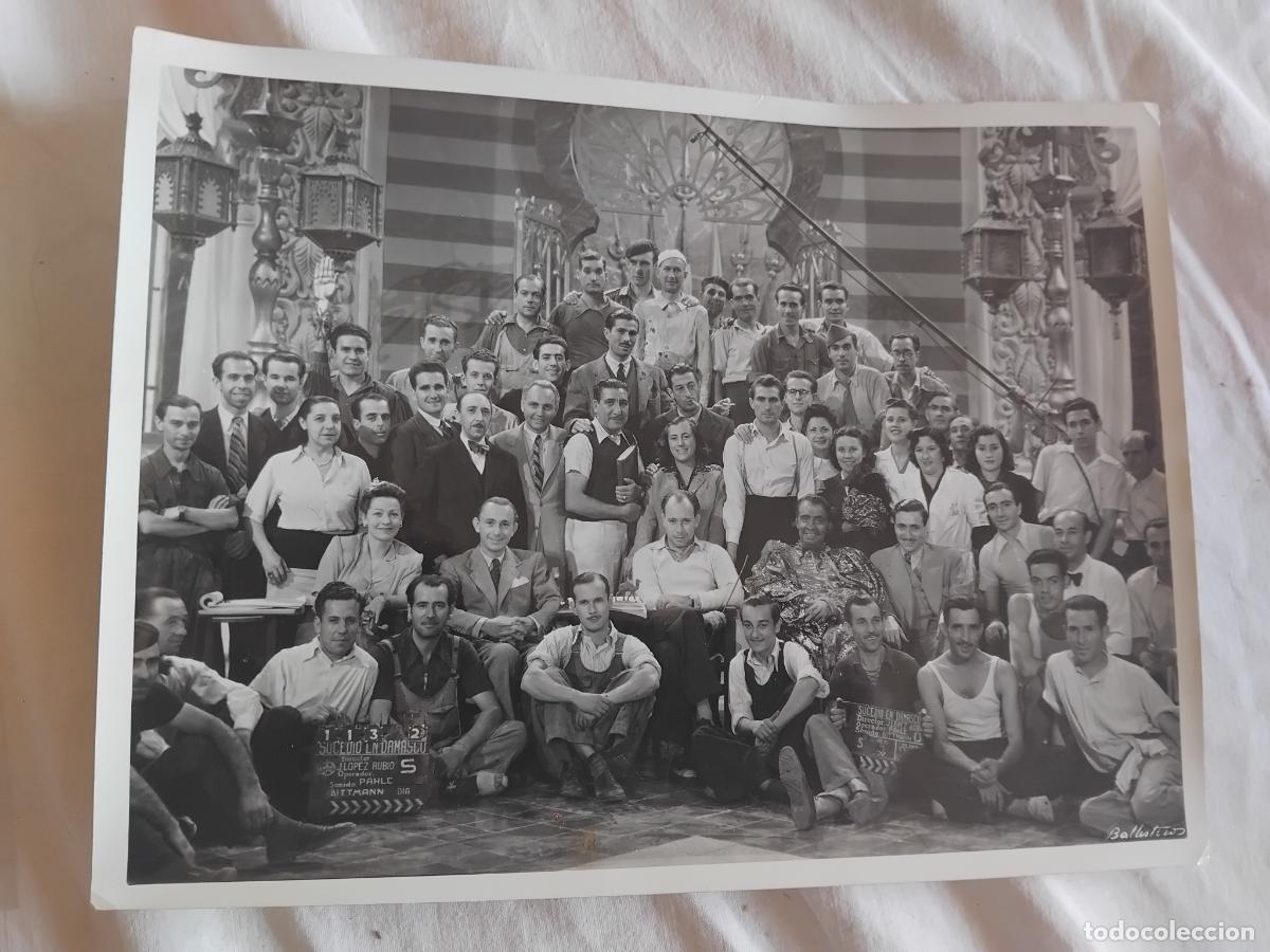 Cine: SUCEDIO EN DAMASCO. FOTOGRAFIA DEL DIRECTOR ACTORES Y ELENCO 24 X 18 CM.