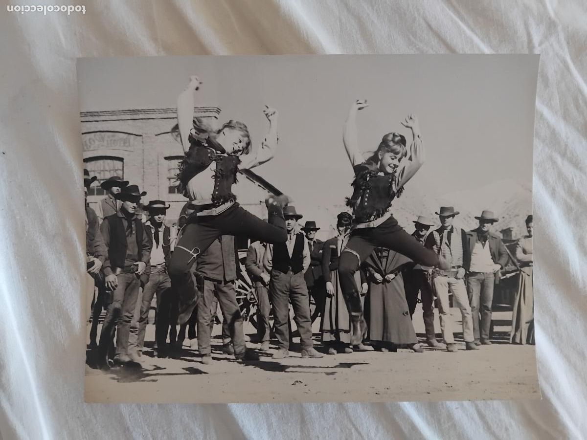 Cine: FOTO DE DOS PISTOLAS GEMELAS. PILI Y MILI. SEAN FLYNN.