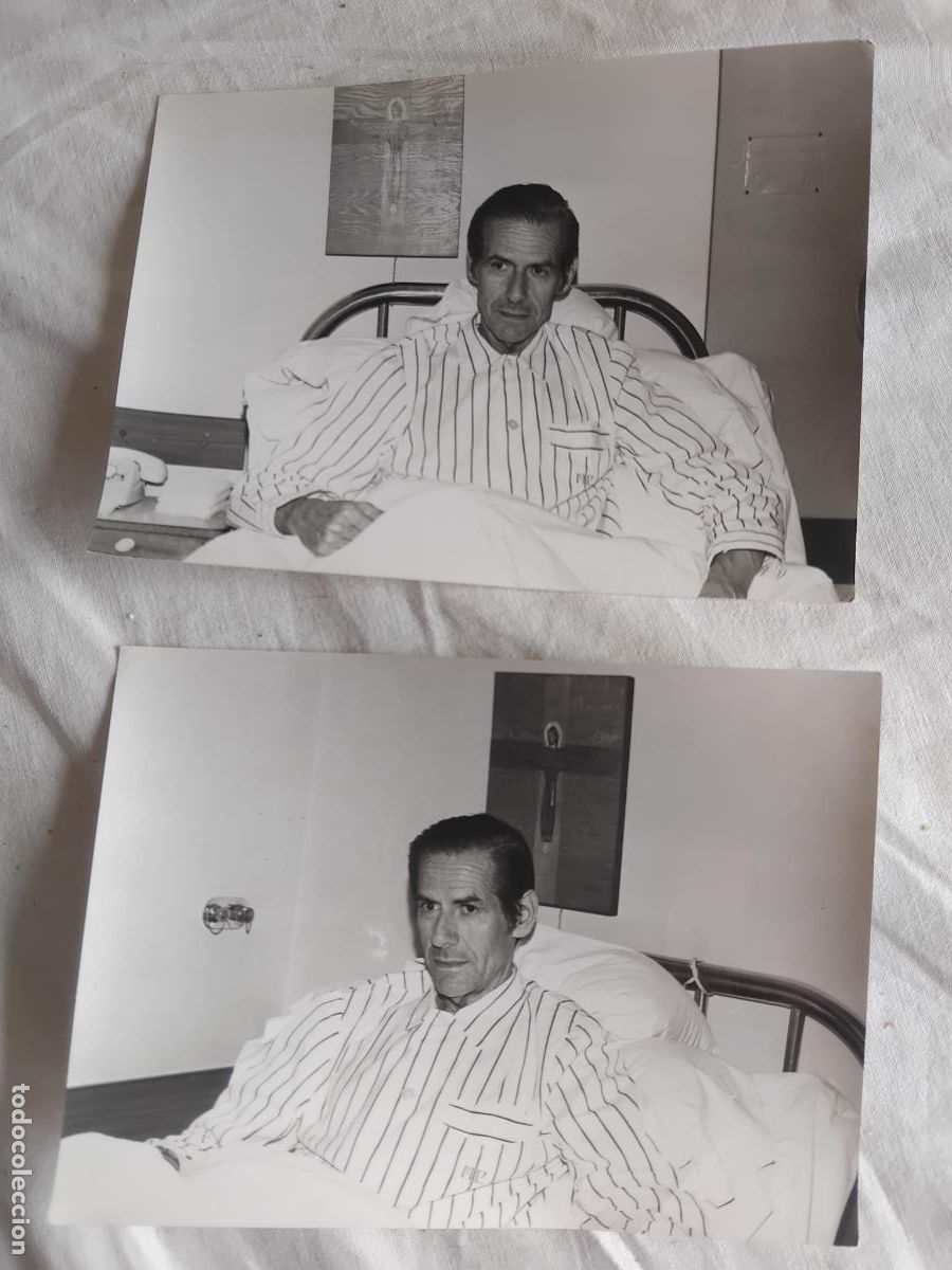 Cine: DOS FOTOGRAFIAS DE MARIO CABRE EN UN HOSPITAL 18x13 cm