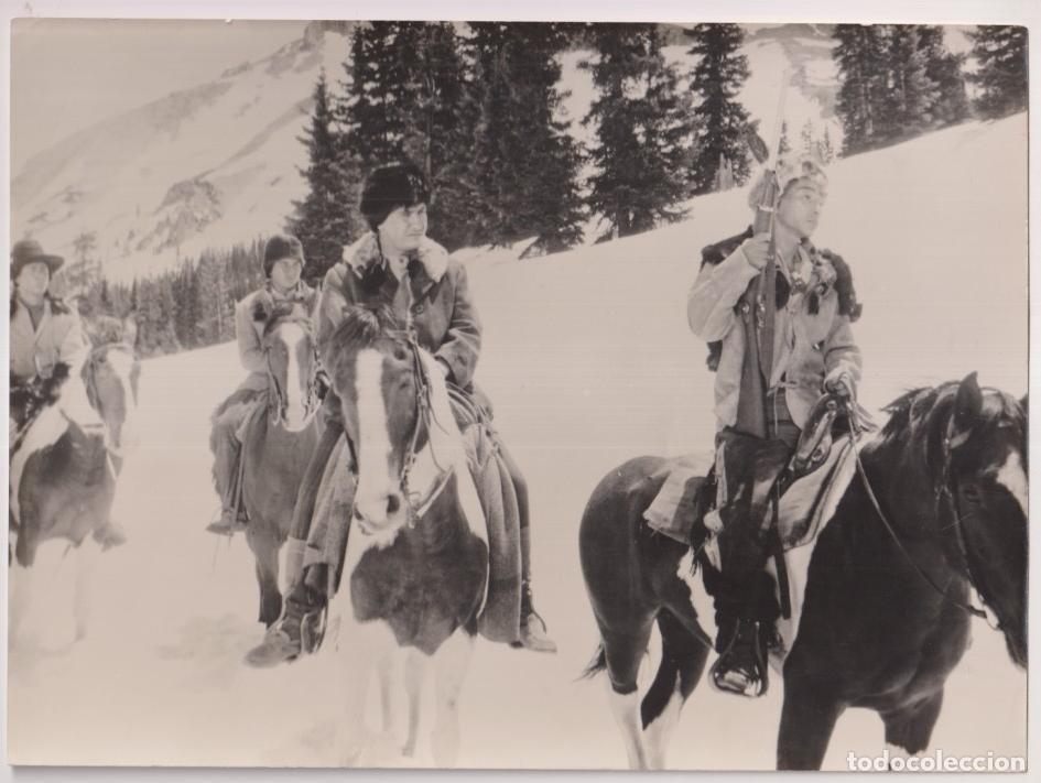 Cinema: Duelo en el Barro. Fotocromo. Fotograf&iacute;a (18x24) 1959