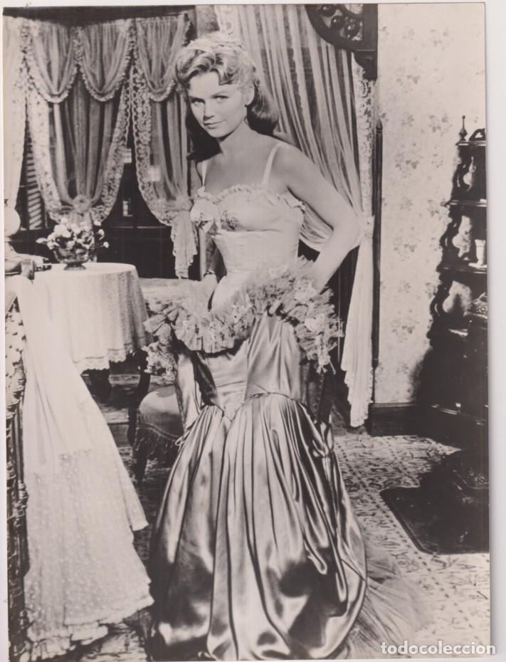 Cine: Duelo en el Barro. Fotocromo. Fotograf&iacute;a (18x24) de lee Remnick. 1959. Al dorso tamp&oacute;n Ministerio In