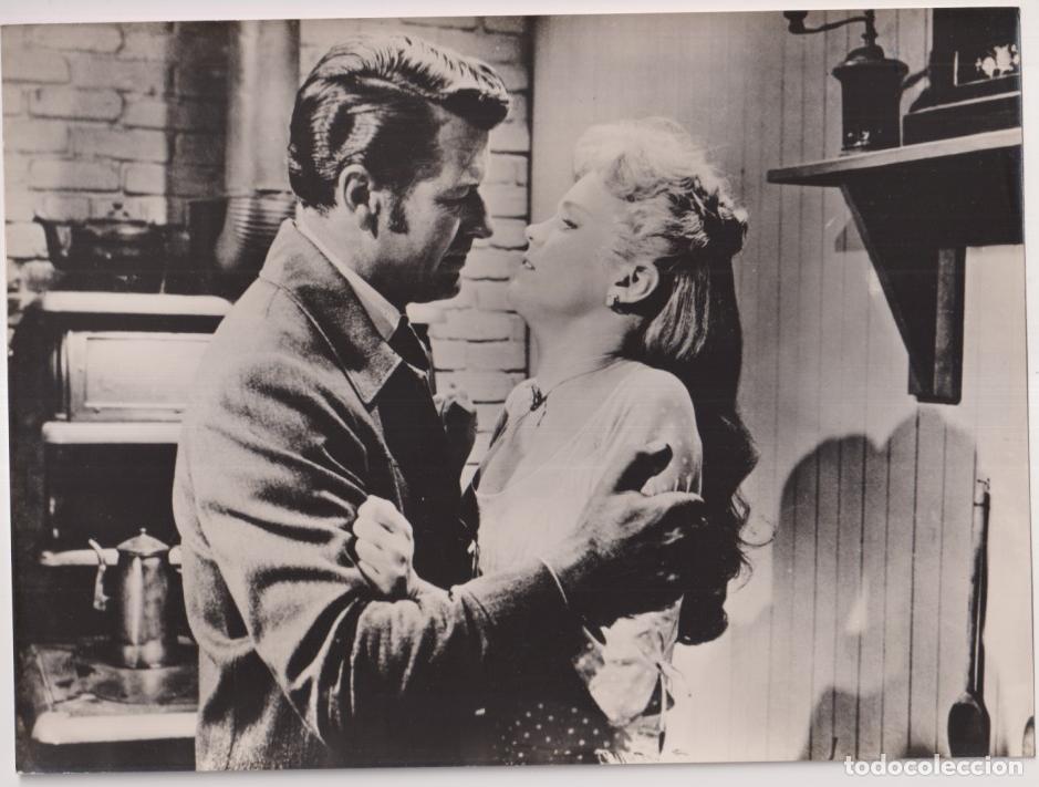 Cine: Duelo en el Barro. Fotocromo. Fotograf&iacute;a (18x24) de lee Remnick y Richard egan. 1959. al dorso Tamp&oacute;