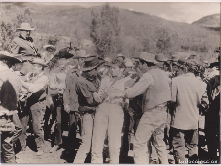 Cine: Duelo en el Barro. Fotocromo. Fotograf&iacute;a (18x24) de Stuart Whitman y don Murray. 1959. Al dorso tamp