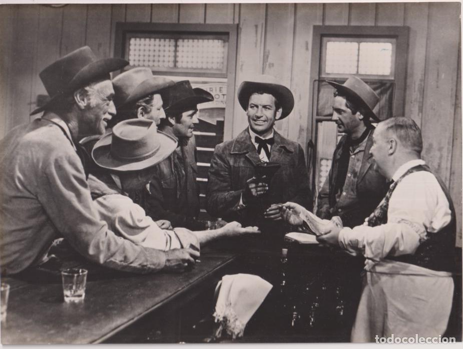 Cine: Duelo en el Barro. Fotocromo. Fotograf&iacute;a (18x24) de Stuart Whitman y Richard egan. 1959. Al dorso ta