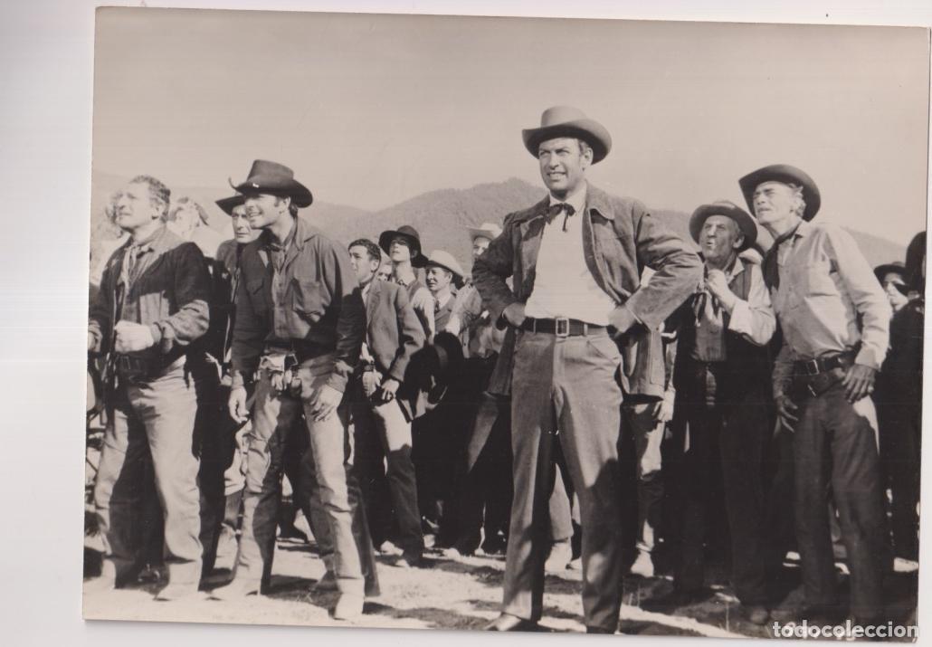 Cine: Duelo en el Barro. Fotocromo. Fotograf&iacute;a (18x24) de Richard Egan. 1959. Al dorso tamp&oacute;n del minister