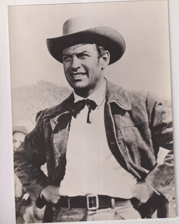 Cine: Duelo en el Barro. Fotocromo. Fotograf&iacute;a (18x24) de Richard egan. 1959. al dorso tamp&oacute;n Ministerio I