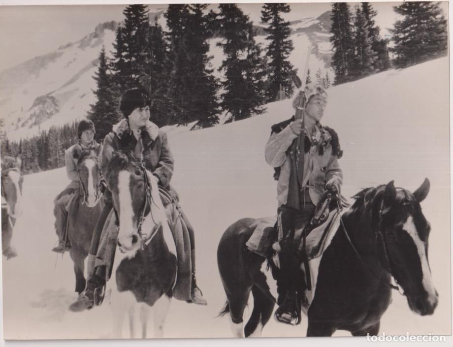 Cine: Duelo en el Barro. Fotocromo. Fotograf&iacute;a (18x24) 1959. al dorso Tamp&oacute;n ministerio de informaci&oacute;n y t