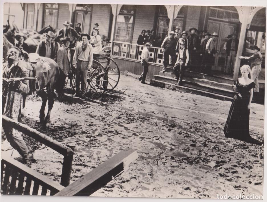 Cine: Duelo en el Barro. Fotocromo. Fotograf&iacute;a (18x24) de Richard Egan y lee Remnick. 1959. Al dorso tamp&oacute;