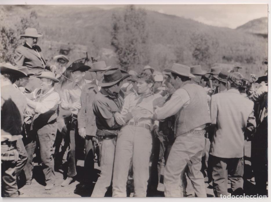 Cine: Duelo en el Barro. Fotocromo. Fotograf&iacute;a (18x24) de Don Murray y Stuart Whitman. 1959