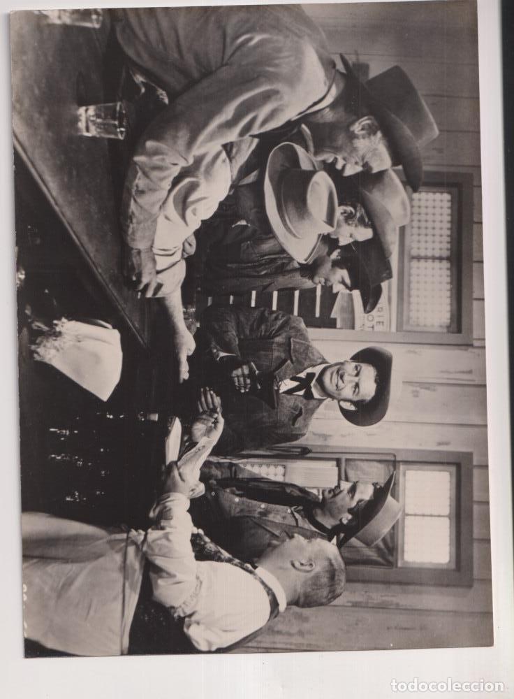 Cine: Duelo en el Barro. Fotocromo. Fotograf&iacute;a (18x24) de Richard egan y Stuart Whitman. 1959