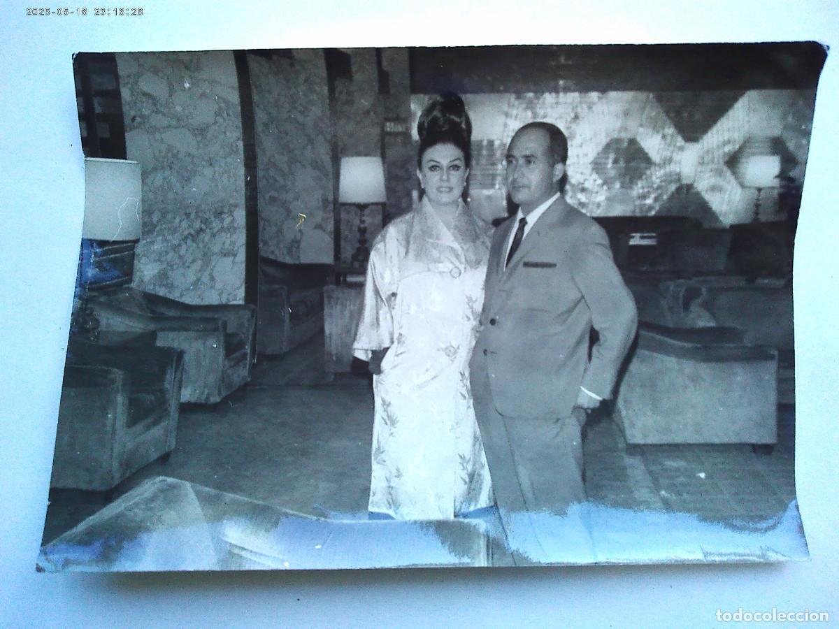 Cine: FOTO DE LA ACTRIZ NATI MISTRAL CON UN ADMIRADOR ..... 12 X 16,5 CM