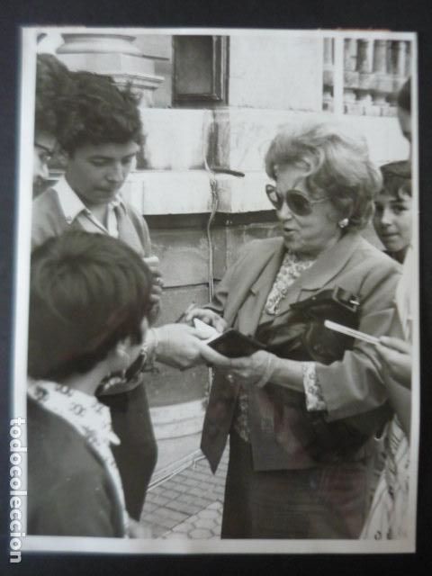 Cine: ISABEL GARCES ACTRIZ PREMIOS EN SAN SEBASTIAN ANTIGUA FOTOGRAFIA 18 X 24 CM
