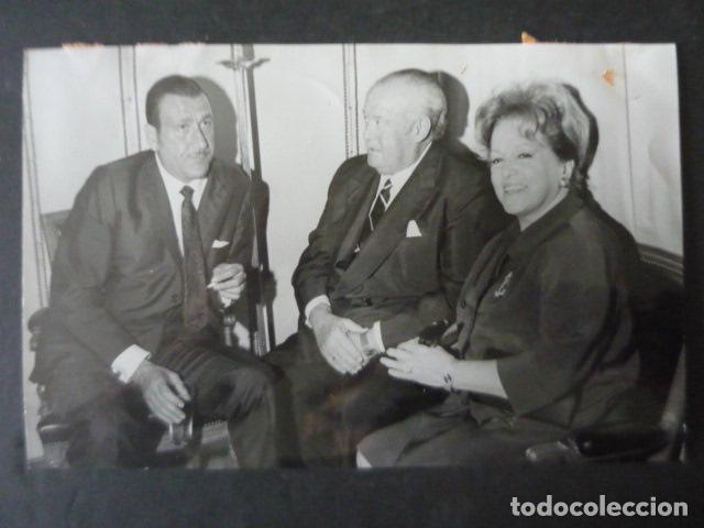 Cine: ISABEL GARCES ACTRIZ CON ARTURO SERRANO Y ALFREDO ESCOBAR ANTIGUA FOTOGRAFIA 23 X 15 CM
