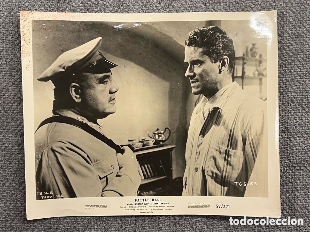 Cine: BATTLE HELL.. starring RICHARD TODD and AKIM TAMIROFF. Pel&iacute;cula (a.1957) Medidas: 20,5 x 25,5