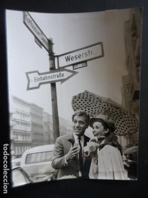 Cine: GEORGE SEGAL ACTOR EN BERLIN ANTIGUA FOTOGRAFIA 17 X 22 CM