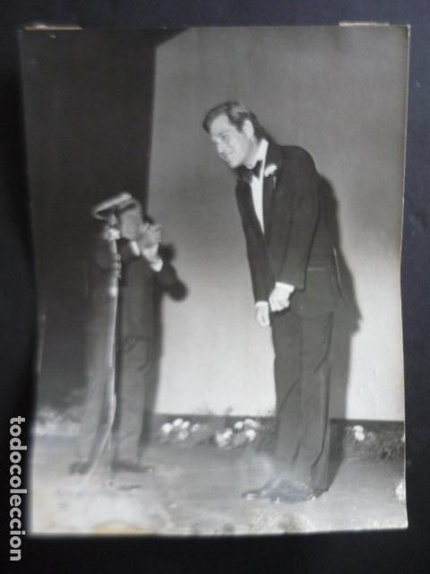 Cine: GEORGE SEGAL ACTOR CON ANGEL DE ANDRES EN SAN SEBASTIAN 1973 ANTIGUA FOTOGRAFIA 17 X 22 CM