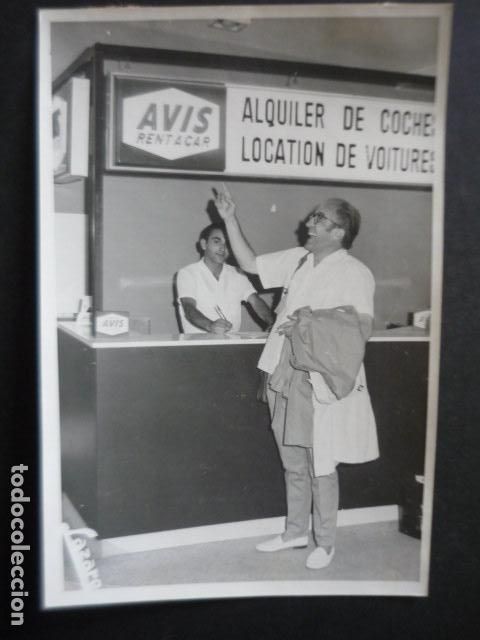 Cine: BARRY MORSE ACTOR EN EL AEROPUERTO DE VALENCIA ANTIGUA FOTOGRAFIA 12 X 18 CM