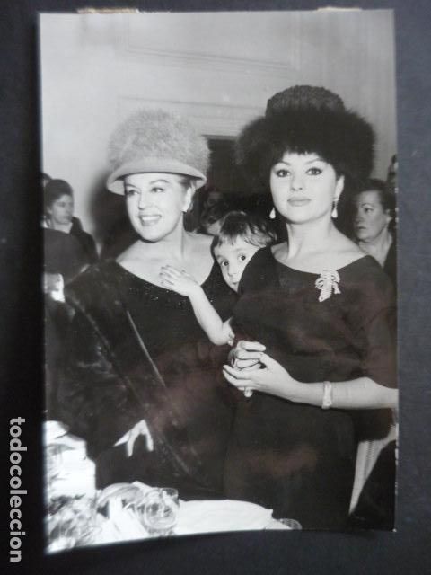 Cine: MERCEDES VECINO ACTRIZ MARUJITA DIAZ BAUTIZO HIJO LOLA FLORES ANTIGUA FOTOGRAFIA ORIGINAL 13 X 15 CM
