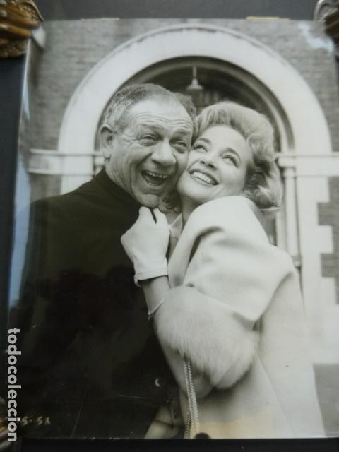 Cine: SYLVIA SYMS ACTRIZ CON SIDNEY JAMES ANTIGUA FOTOGRAFIA ORIGINAL 20 X 26 CM