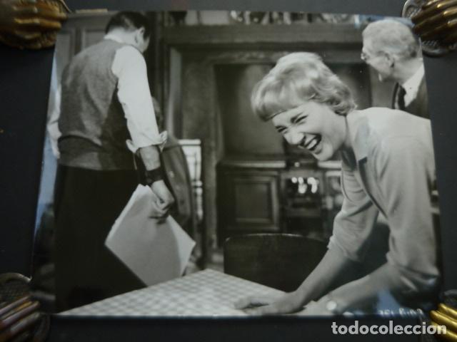 Cine: SYLVIA SYMS ACTRIZ ANTIGUA FOTOGRAFIA ORIGINAL 19,5 X 23 CM