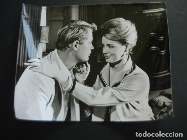 Cine: TROY DONAHUE ACTOR CON ANGIE DICKINSON ANTIGUA FOTOGRAFIA ORIGINAL 18 X 24 CM