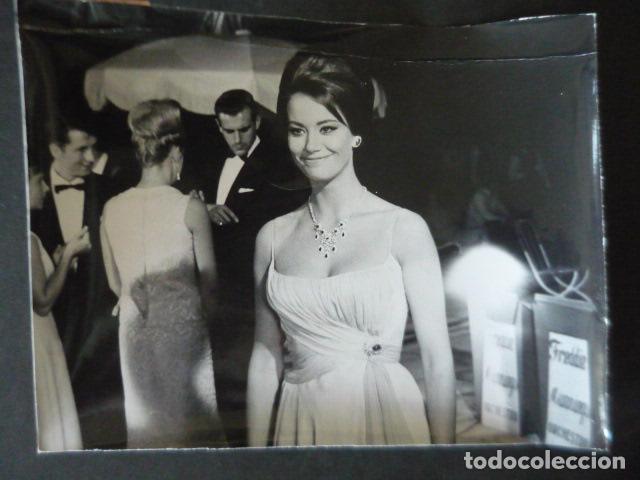 Cine: CLAUDINE AUGER ACTRIZ PELICULA OPERACION TRUENO ANTIGUA FOTOGRAFIA ORIGINAL 24 X 18 CM