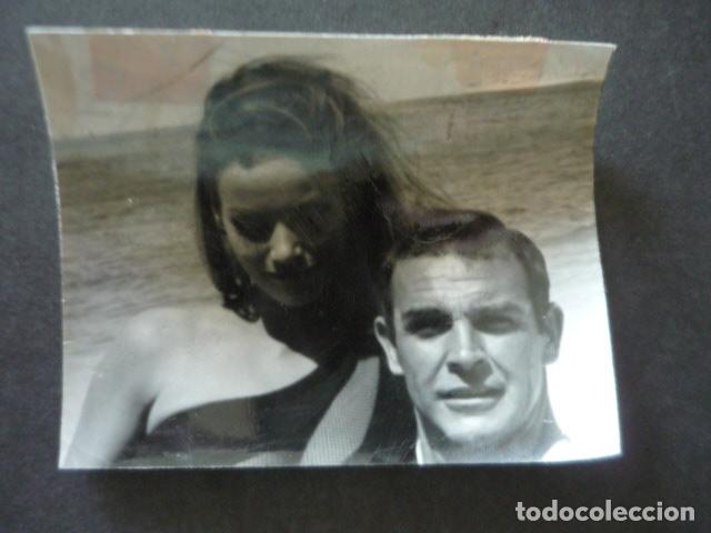 Cine: CLAUDINE AUGER ACTRIZ CON SEAN CONNERY ANTIGUA FOTOGRAFIA ORIGINAL 9 X 7 CM