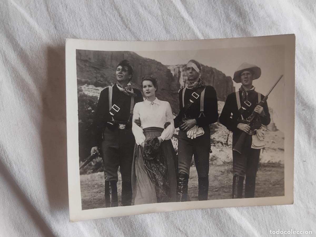 Cine: FOTOGRAFIA DE RIO GRANDE CON MAUREEN 0'HARA PARA REVISTA N&ordm; 17. 12 X 9 CM.