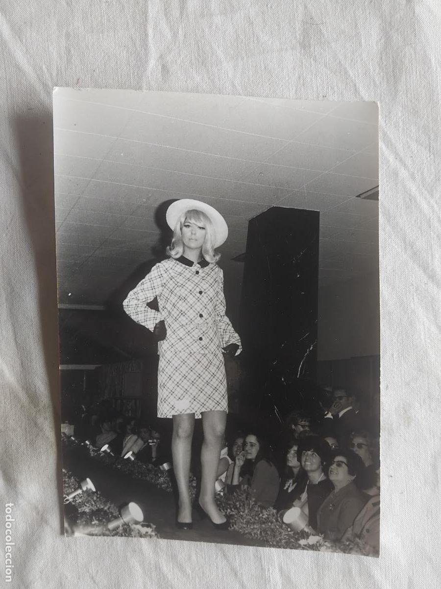Cine: FOTO DE TERESA GIMPERA EN UN DESFILE DE MODELOS. REPORTAJES INTERNACIONALES MAITE MAINE.