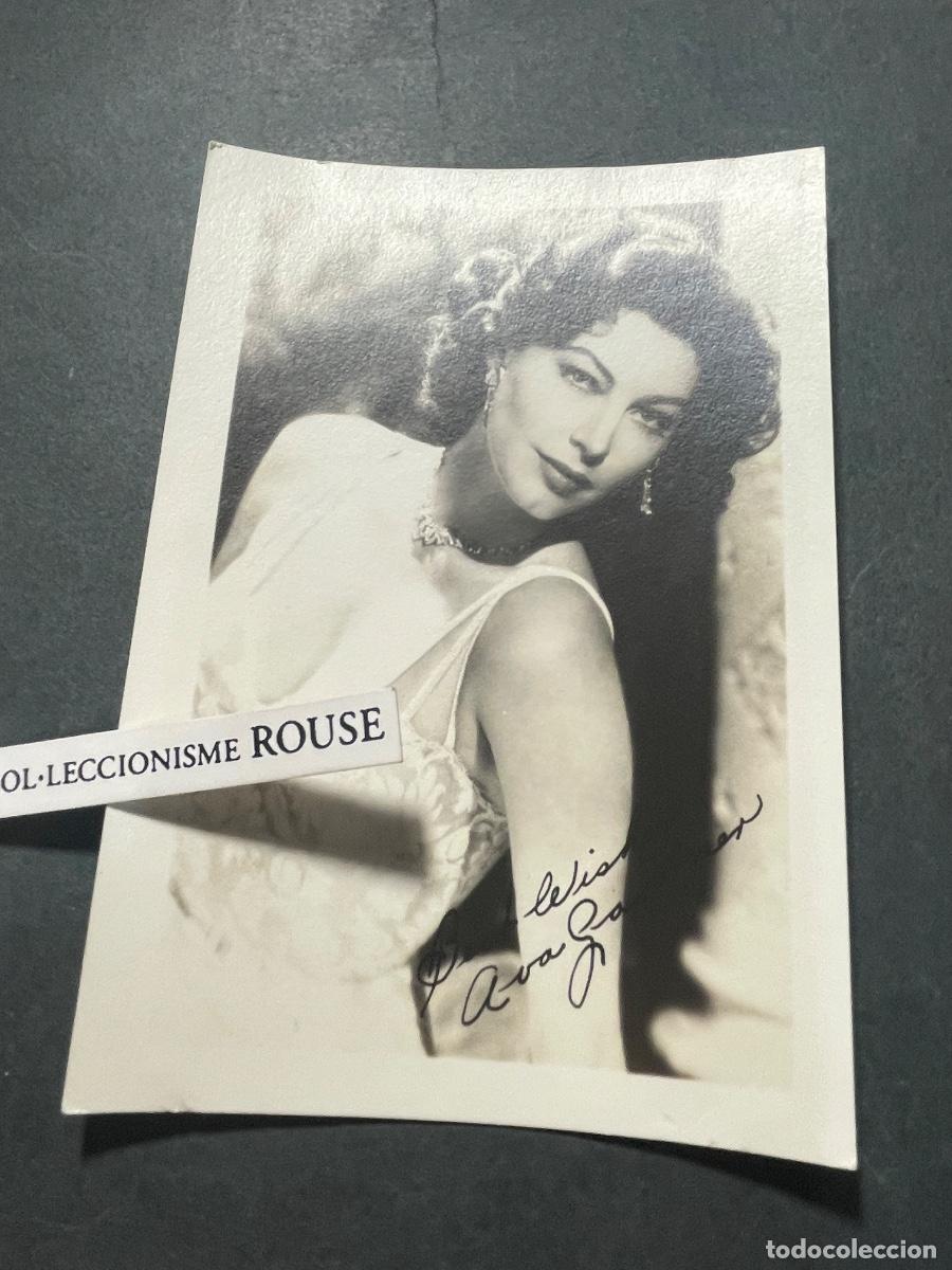 Cine: ARTISTAS - ANTIGUA FOTOGRAFIA - AVA GARDNER - FIRMA IMPRESA SOBRE LA FOTOGRAFIA 12,5X9 CM. CM .