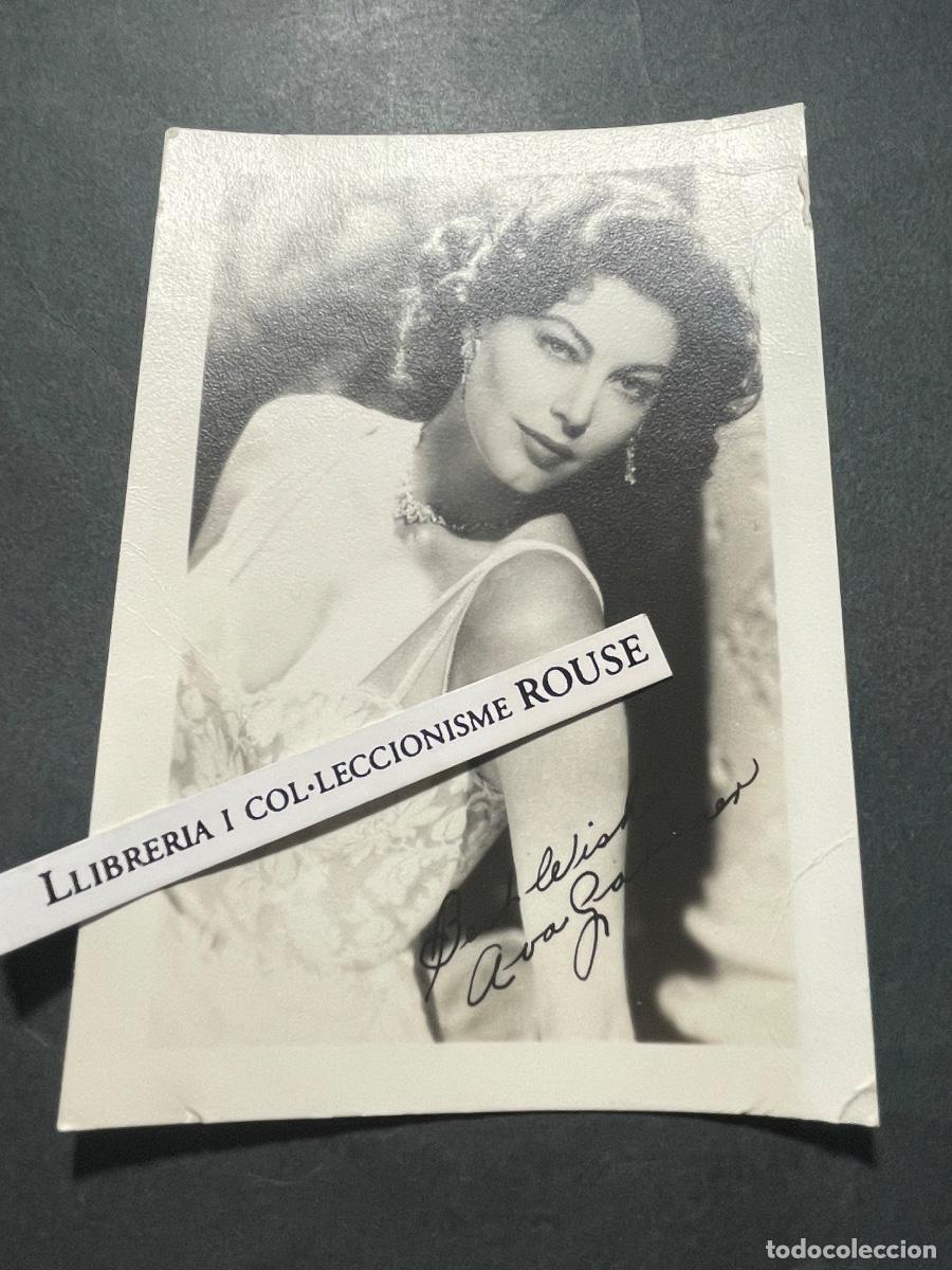 Cine: ARTISTAS - ANTIGUA FOTOGRAFIA - AVA GARDNER - FIRMA IMPRESA SOBRE LA FOTOGRAFIA 12,5X9 CM. CM .