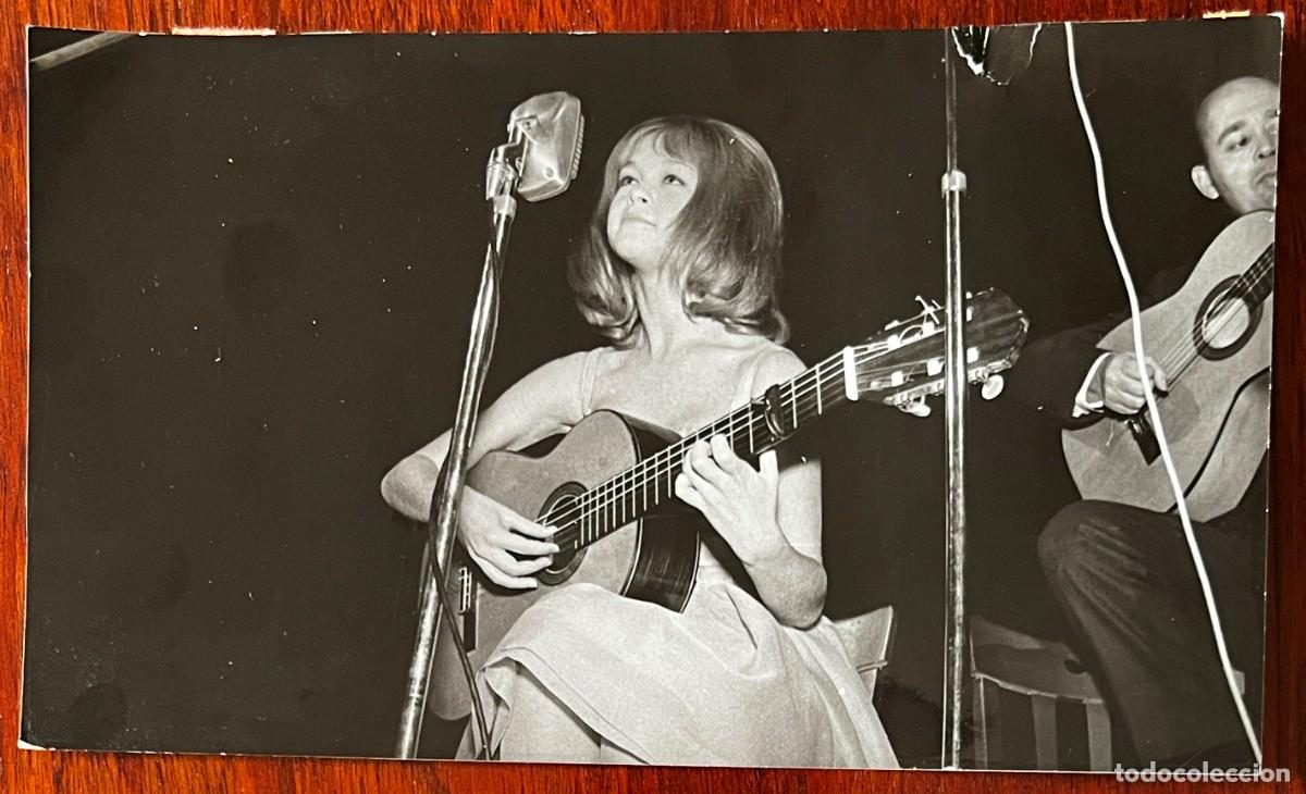 Cine: ANTIGUA FOTOGRAFIA DE MARISOL, PEPA FLORES A LA GUITARRA, MIDE 18,2 X 10,8 CMS. APROXIMADAMENTE, VER