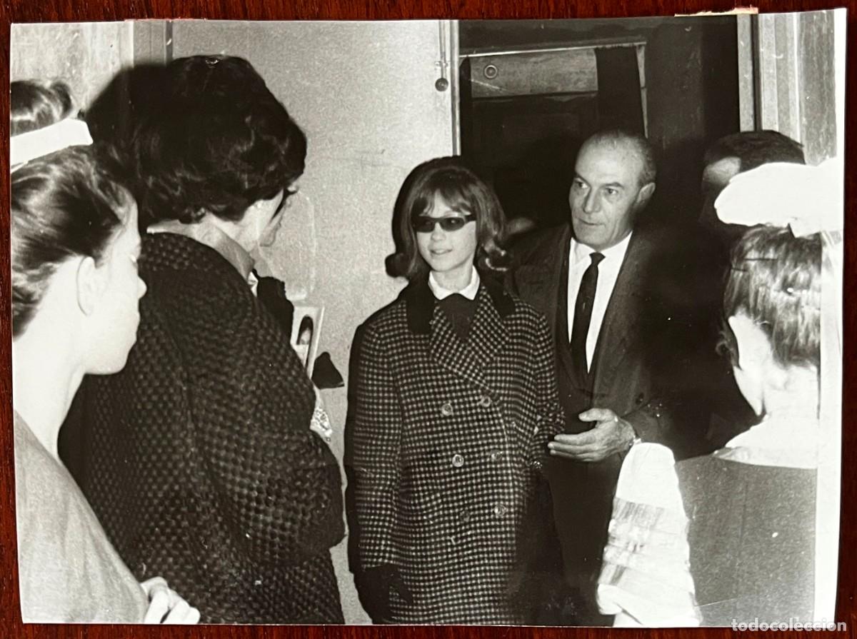 Cine: ANTIGUA FOTOGRAFIA DE MARISOL, PEPA FLORES CON JOSE MARIA GOYANES, AL SALIR DEL CAMERINO DEL COLISEO