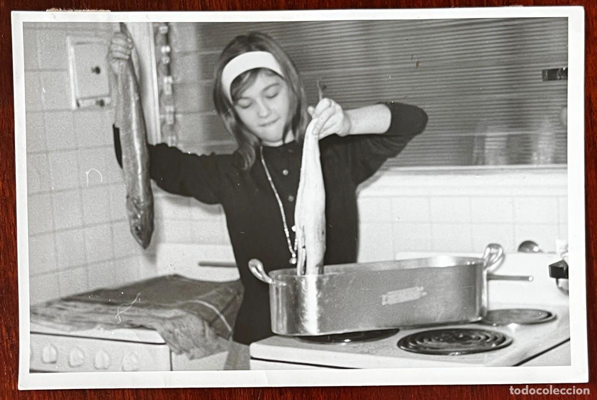 Cine: ANTIGUA FOTOGRAFIA DE MARISOL, PEPA FLORES EN LA COCINA, MIDE 18,3 X 12 CMS. APROXIMADAMENTE, VER TO
