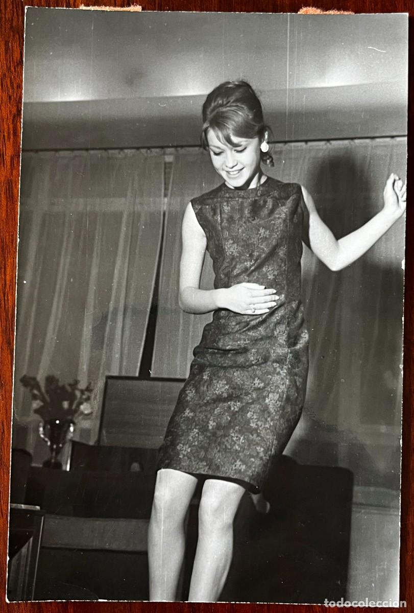 Cine: ANTIGUA FOTOGRAFIA DE MARISOL, PEPA FLORES BAILANDO YENKA, MIDE 17,8 X 11,5 CMS. APROXIMADAMENTE, VE