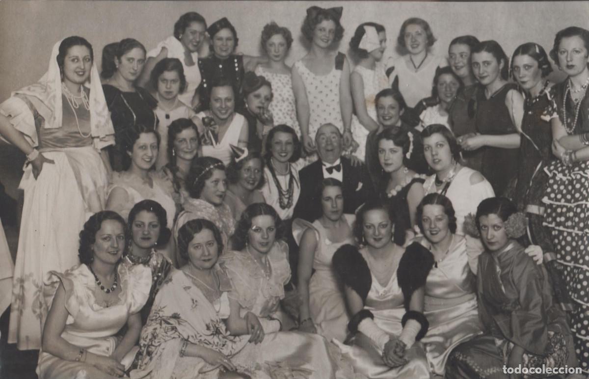 Cine: 1934compa&ntilde;&iacute;a de revista Amparo Taberner y actrices vestidas de Cecilia,bombi,botones y lolita 13 x20