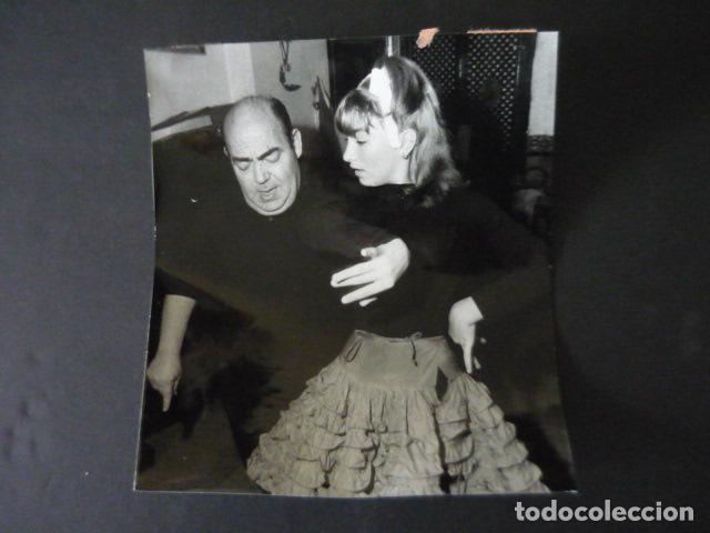 Cin&eacute;ma: MONICA ACTRIZ CON ENRIQUE EL COJO ANTIGUA FOTOGRAFIA ORIGINAL 17 X 19 CM