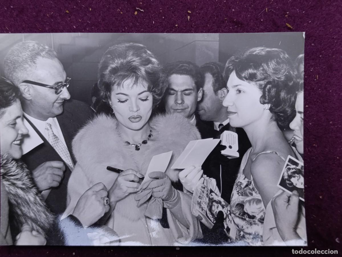 Cin&eacute;ma: Sara Montiel, antigua fotograf&iacute;a de archivo, firmando aut&oacute;grafos en Lisboa, sello al dorso