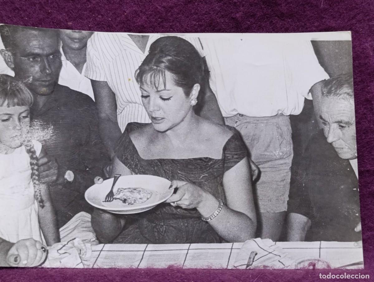 Cinema: Sara Montiel, antigua fotograf&iacute;a de archivo, comiendo con su familia en su pueblo, 1961, sellos