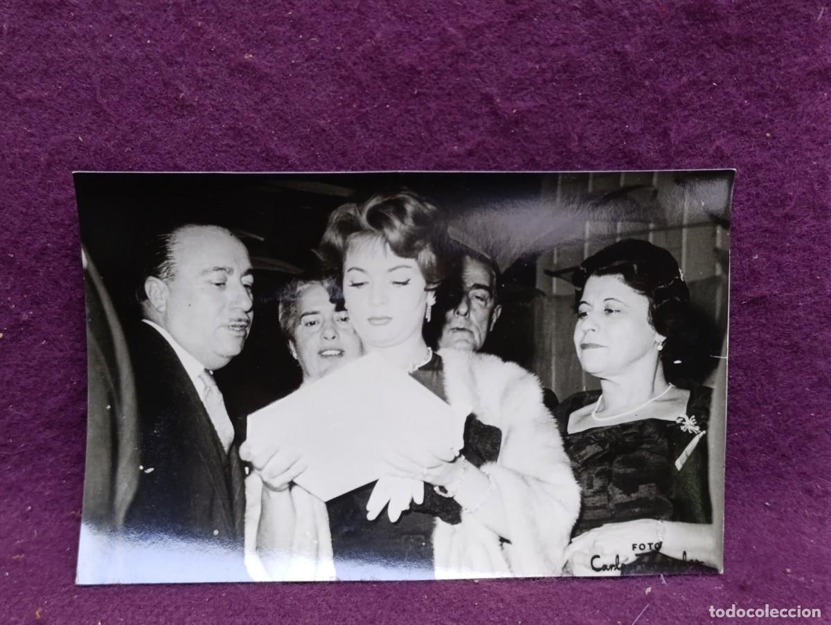 Cin&eacute;ma: Sara Montiel, antigua fotograf&iacute;a de archivo, Lisboa, recibe la placa de plata, oro y m&aacute;rmol