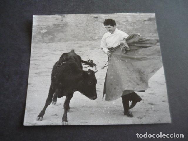 Cinema: DANIEL GELIN ACTOR TOREANDO EN SEVILLA ANTIGUA FOTOGRAFIA ORIGINAL 12 X 13 CM