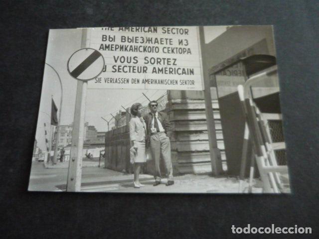 Kino: DANIEL GELIN ACTOR EN BERLIN CHECK POINT ANTIGUA FOTOGRAFIA ORIGINAL 10.5 X 7.5 CM
