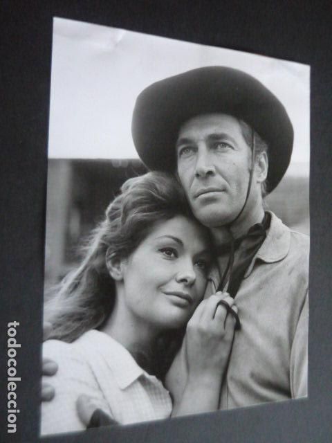 Kino: LUIS DAVILA ACTOR CON GLORIA MILLAND ANTIGUA FOTOGRAFIA ORIGINAL 18 X 24 CM